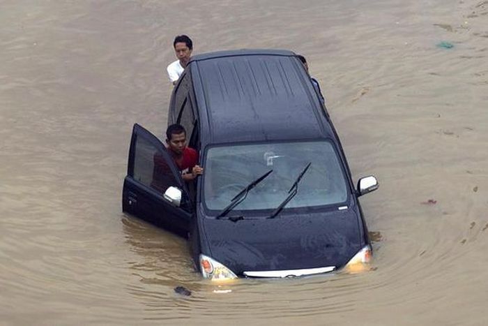 Ilustrasi mobil terendam banjir