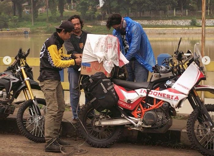 Anggota komunitas motor trail membawa bantuan logistik untuk korban tanah longsor di Bogor, Jawa Barat.
