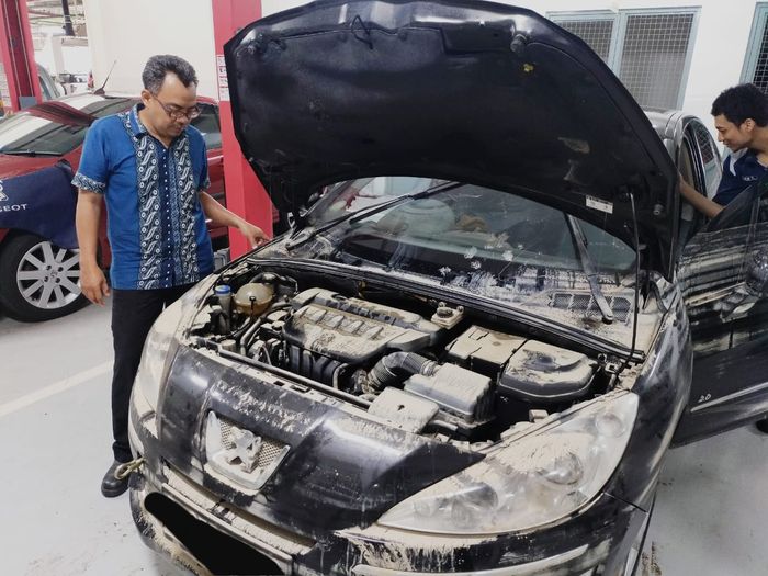 Ilustrasi mobil Peugeot yang habis terkena banjir