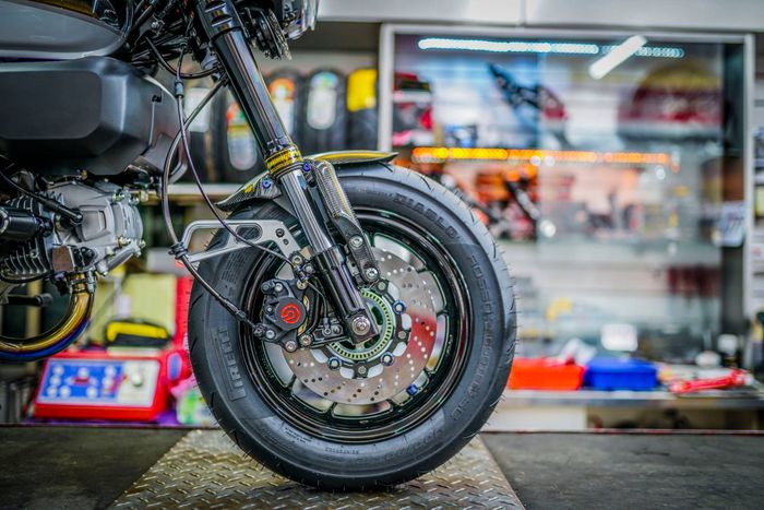 Kaki-kakinya terlihat mewah berkat part karbon dan kaliper Brembo