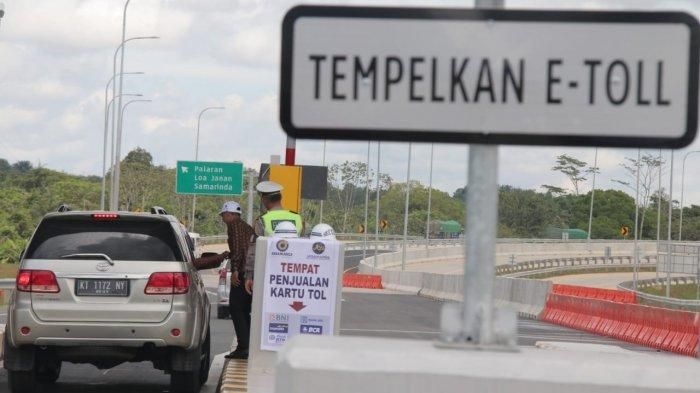 Pengguna Jalan Tol Balikpapan-Samarinda melakukan transaksi e-Toll melalui Pintu Tol Samboja