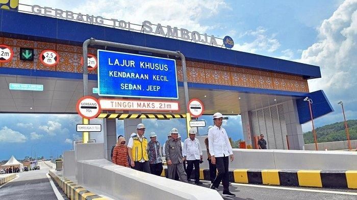 Presiden Joko Widodo saat peresmian Jalan Tol Balikpapan &ndash; Samarinda di Gerbang Tol Samboja, Kabupaten Kutai Kartanehgara, Kaltim, Selasa (17/12)