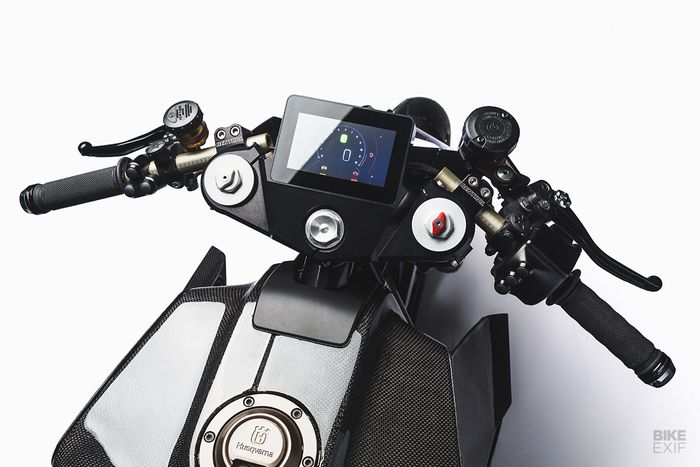 Layar 4,3 inci sebagai panel instrumen