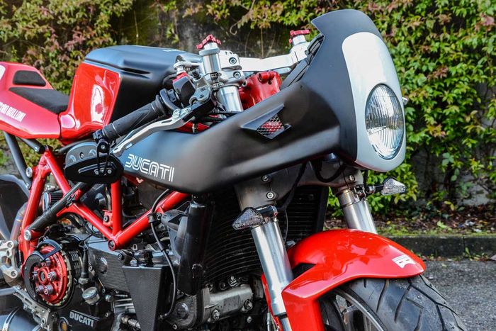 Desain fairing Ducati 999 ini begitu unik