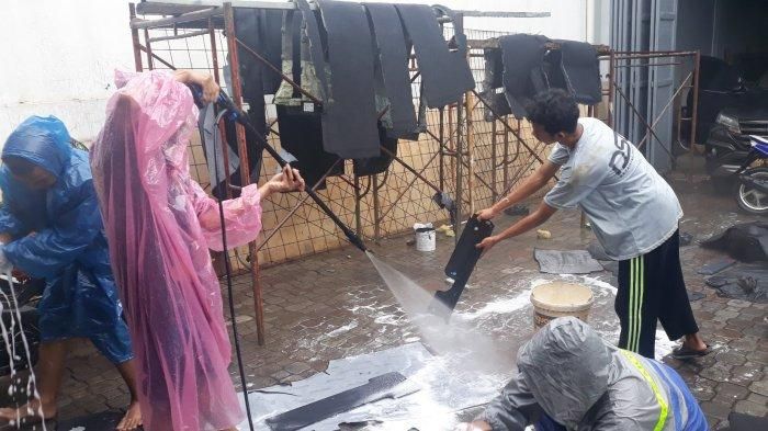 Karyawan Detailing Shop Garage membersikan komponen mobil yang terendam banjir