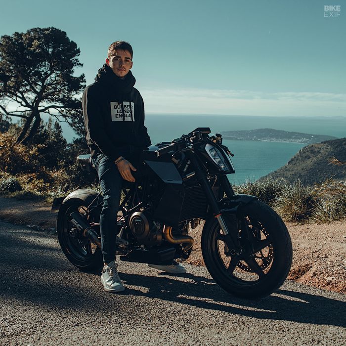 Charles Leclerc dengan Husqvarna Vitpilen 701 'Apex 2.0' miliknya.