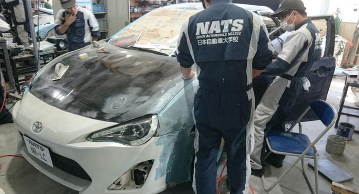 Proses pengerjaan modifikasi Toyota 86 empat pintu oleh NATS