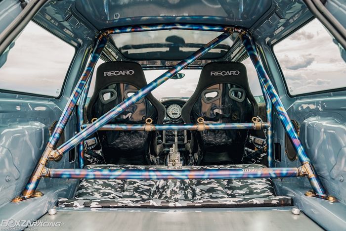 Bagian belakang kini dipenuhi roll bar dan tanpa lapisan kabin