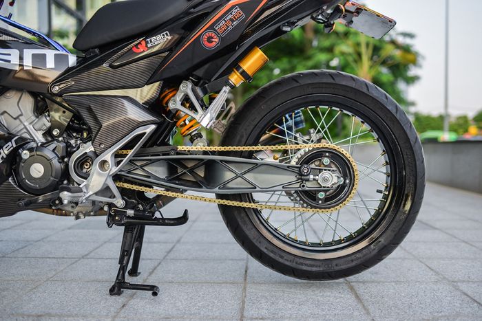 Swingarm pakai punya KTM Duke 250 dan monoshock Ohlins