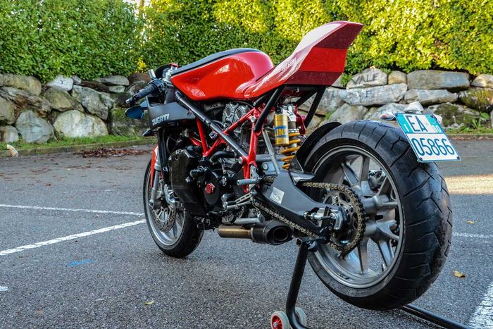 Ducati 999 cafe fighter yang menawan