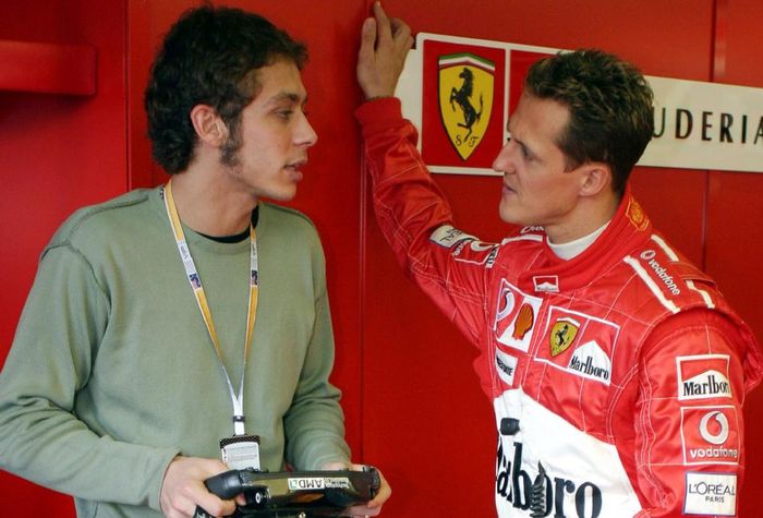 Valentino Rossi dan Michael Schumacher ketika menjajal mobil F1 Ferrari