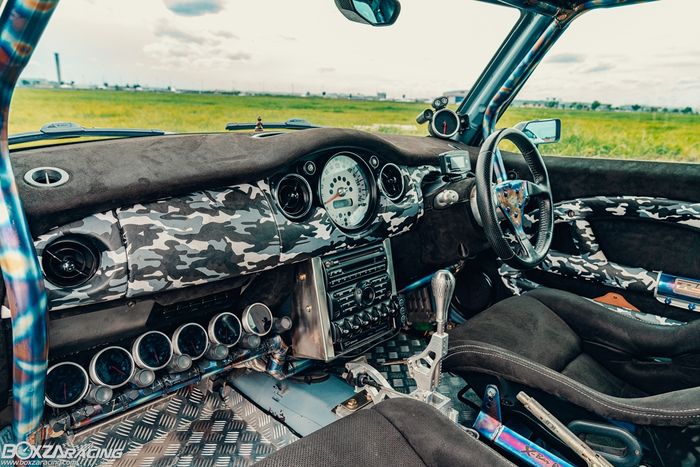 Kabin juga ikut diubah tampil racing