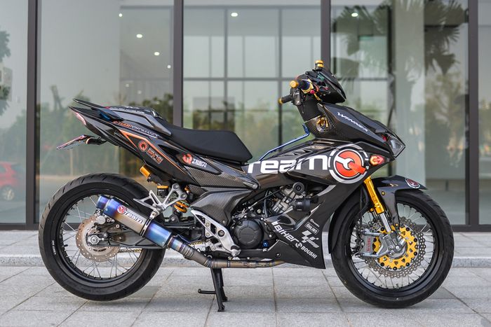 Tampilannya sporty banget dengan balutan kelir hitam