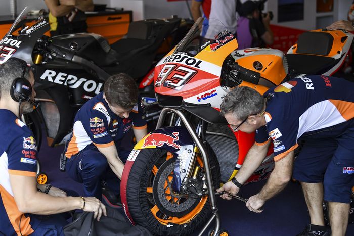 Mekanik dan ahli suspensi memiliki peran yang tak kalah penting di MotoGP