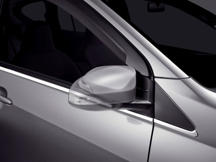 Electric retractable mirror, fitur yang sangat berguna di lahan parkir sempit,