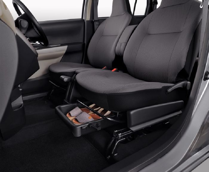 Laci di bawah jok penumpang baris depan, berguna banget Sob!