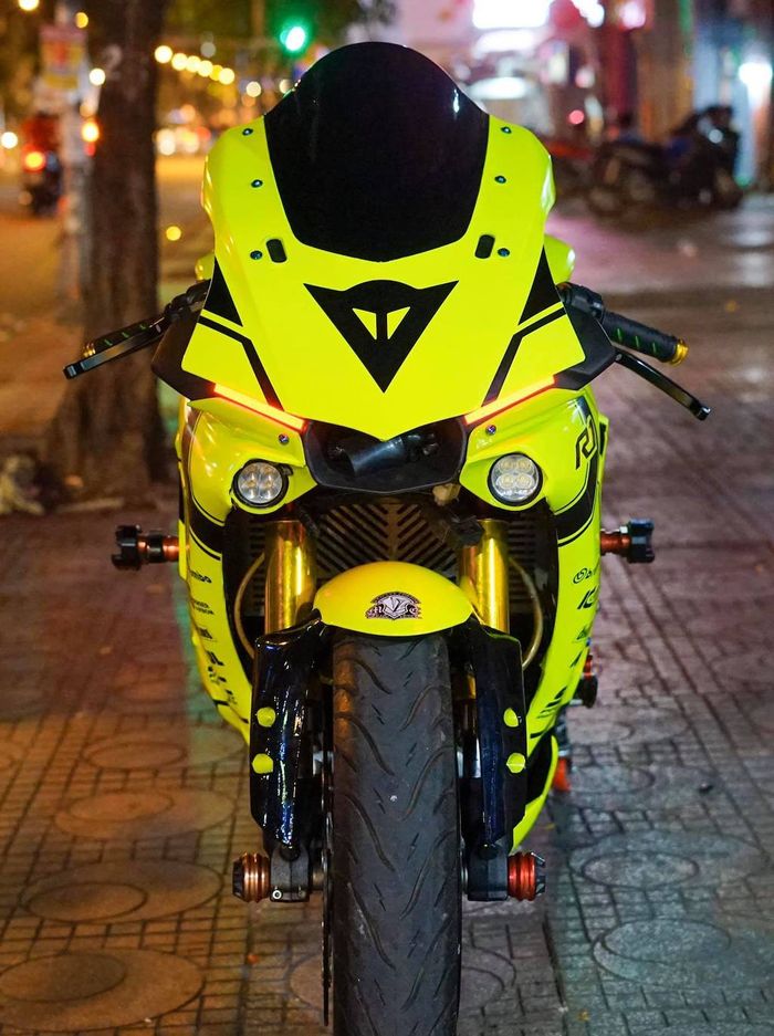 Tampak depannya mirip banget sama Yamaha R1