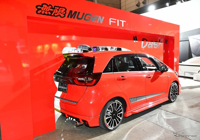 Tampilan belakang konsep modifikasi Honda Jazz terbaru setengah-setengah dari Mugen di Tokyo Auto Salon 2020