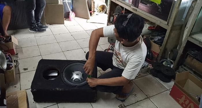 Subwoofer harus diganti karena terendam banjir.