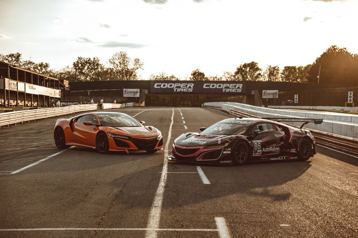 Acura NSX versi street legal (kiri) bersanding dengan Acura NSX GT3 Evo (kanan)