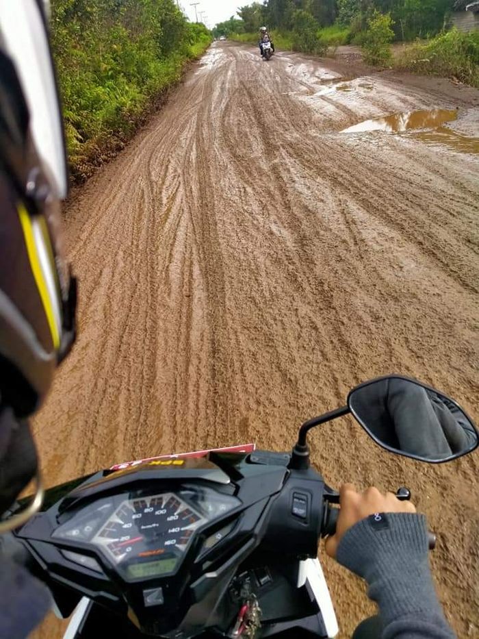 Kondisi Jalan Nasional di Desa Sungai Puting penuh lumpur dan berlubang