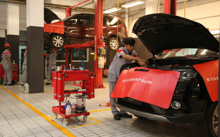 Ilustrasi. Perbaikan mobil di bengkel resmi Nissan.