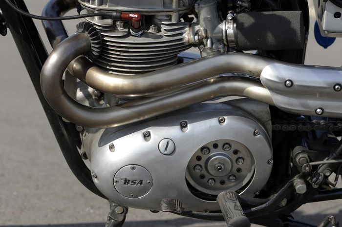 Mesin mendapat bore-up sehingga jadi 650cc.