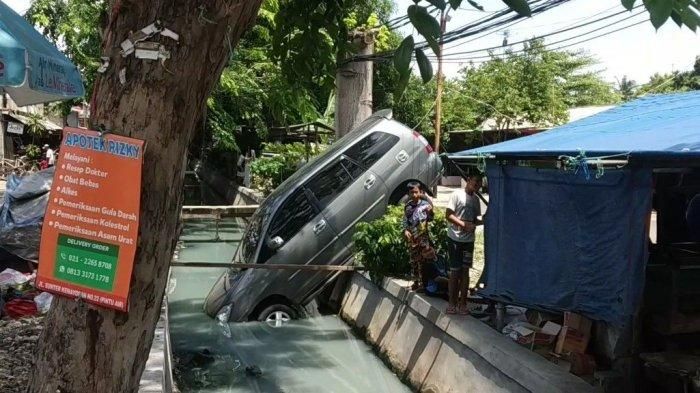 Kondisi Toyota Kijang Innova saat masih terjungkal di dalam selokan kawasan Sunter Jaya, Tanjung Priok, Jakut