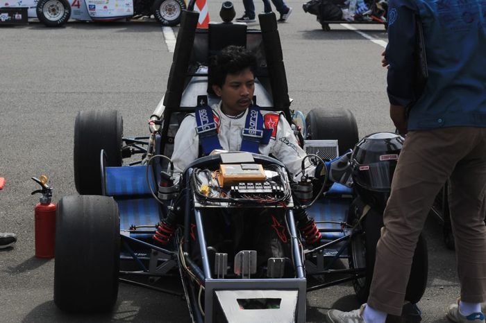 Dzaki, pembalap sekaligus kepala mekanik Tim FSAE UNS