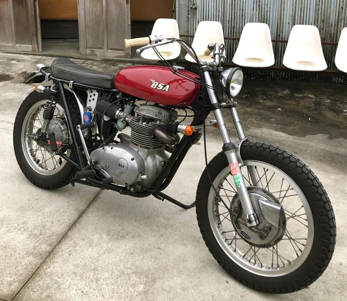 Tampangnya dibuat ala scrambler era 70an