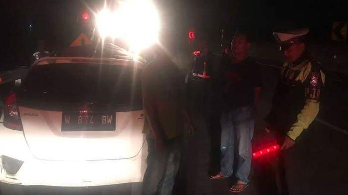 Proses evakuasi Honda Jazz yang hajar betol tol Surabaya-Mojokerto dengan kecepatan 120 km/jam