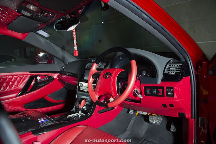 Bagian kabin juga ikut diubah jadi merah