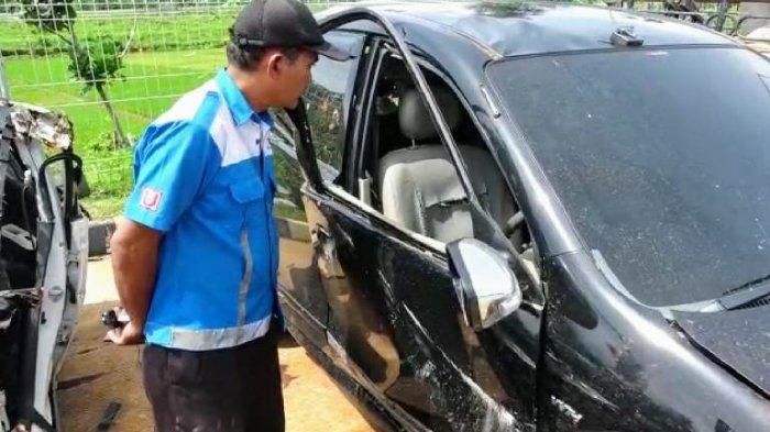 Toyota Avanza kehilangan grip roda saat hujan deras di tol Batang-Semarang hingga terpelanting, dua penumpang tewas