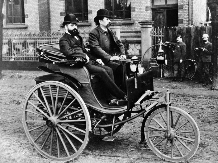 Carl Benz  dengan mobil pertamanya &ldquo;Benz Patent Motor Car&rdquo;
