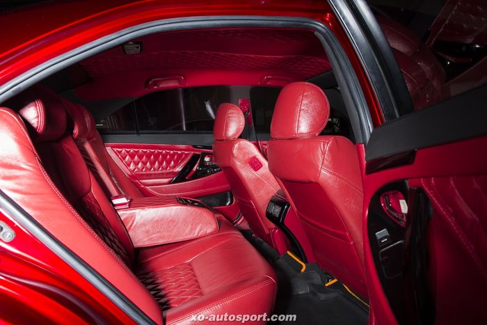 Kabin belakang juga dilapis dengan warna merah 