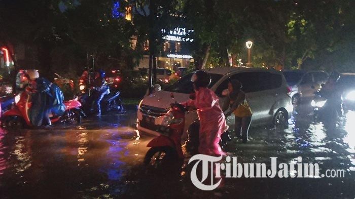 Hujan deras membat Sejumlah jalan di Surabaya terdampak banjir