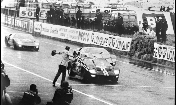 Trio Ford GT40 Mk II melintasi garis finish Le Mans 1966