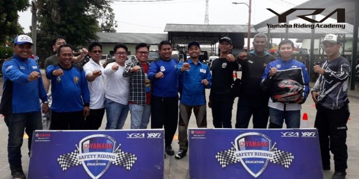 Safety riding Yamaha foto bersama peserta YRA