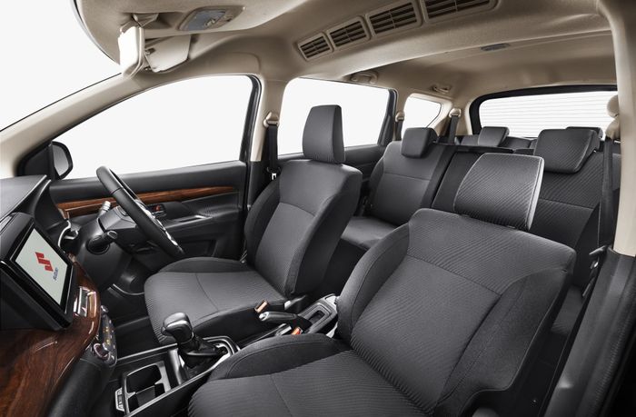 Ubahan warna hitam pada interior juga dilakukan untuk tipe GX dan Suzuki Sport