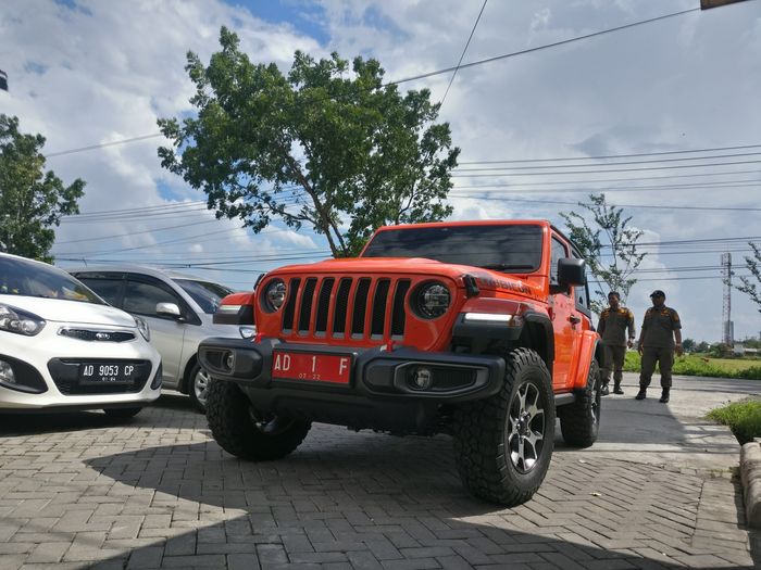 Jeep Rubicon Mobil Dinas Bupati Karanganyar, Juliyatmono, saat memasuki kantor Tribunnews.com