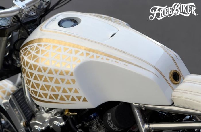 Tangki memakai milik Honda CB750