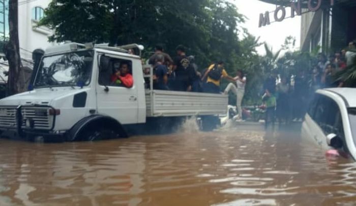 Truk Mercedes-Benz Unimog 1300 saat evakuasi warga