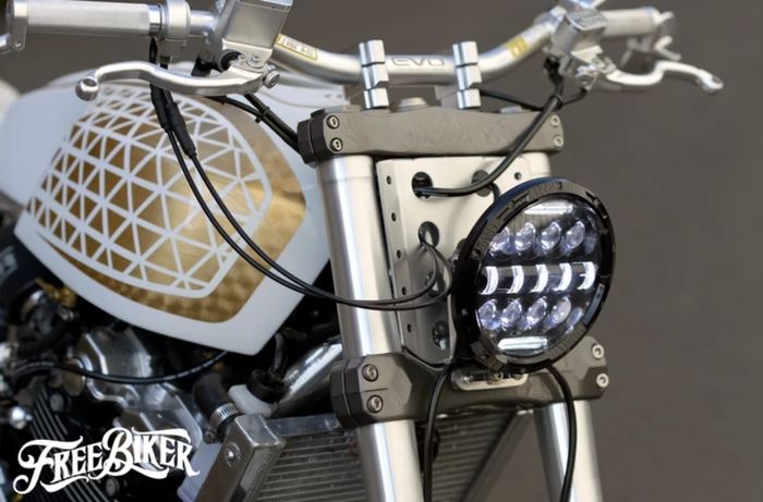Garpu depan Kawasaki Z1000 dipasangkan dengan headlamp LED