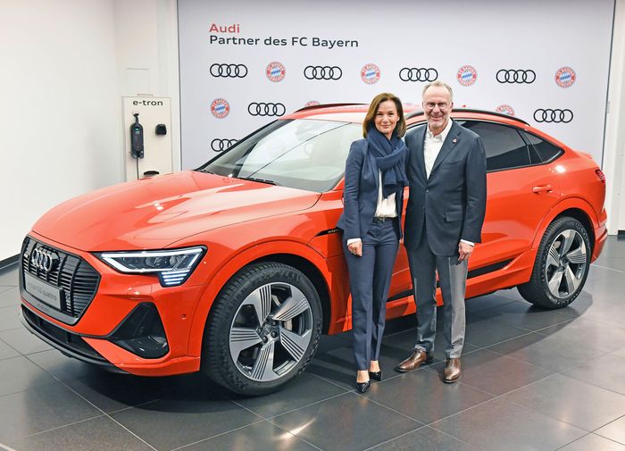 Hildegard Wortmann (kiri), Anggota Dewan Manajemen Penjualan dan Pemasaran Audi bersama Karl-Heinz Rummenigge (kanan),  Ketua Dewan Eksekutif FC Bayern Munchen