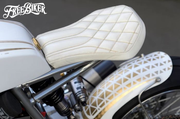 Subframe dipangkas sehingga joknya jadi single seat dan pakai suspensi monoshock