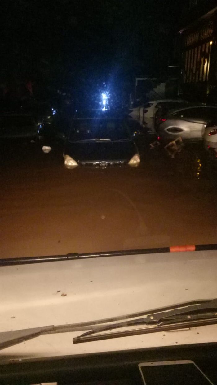 Djak towing evakuasi mobil terjebak banjir