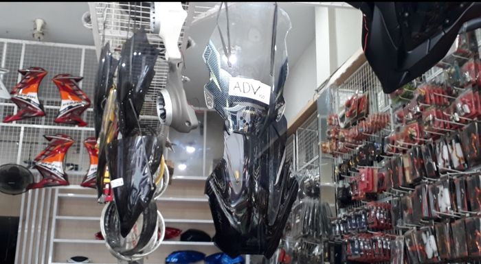 Dua Pilihan Windshield di toko Moto Star di Kawasan Kebon Jeruk III, Jakarta Pusat