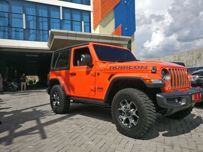 Jeep Rubicon Mobil Dinas Bupati Karanganyar, Juliyatmono, di depan kantor Tribunnews.com