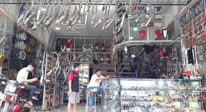 Toko variasi Moto Star di kawasan Kebon Jeruk III, Jakarta Barat