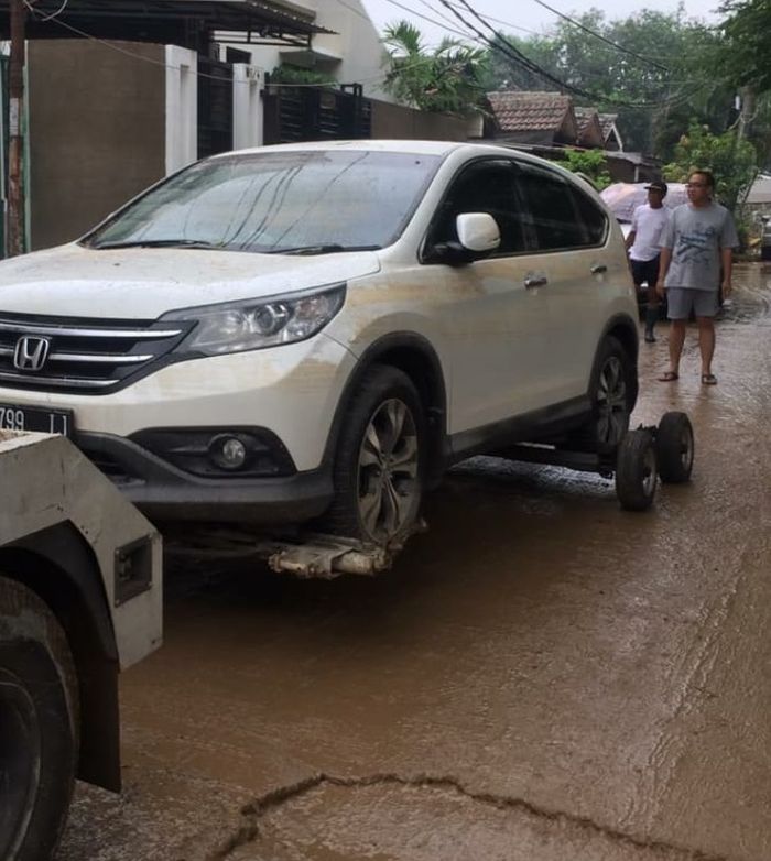 Evakuasi Honda CR-V yang terdampak banjir